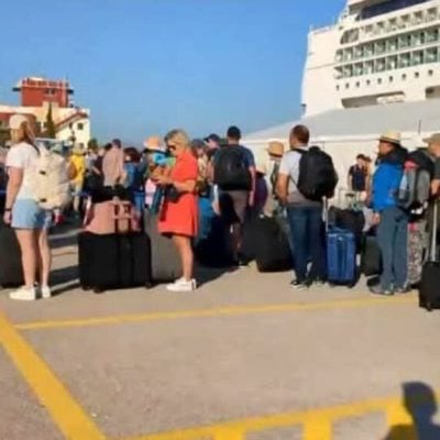 limani peiraia touristes
